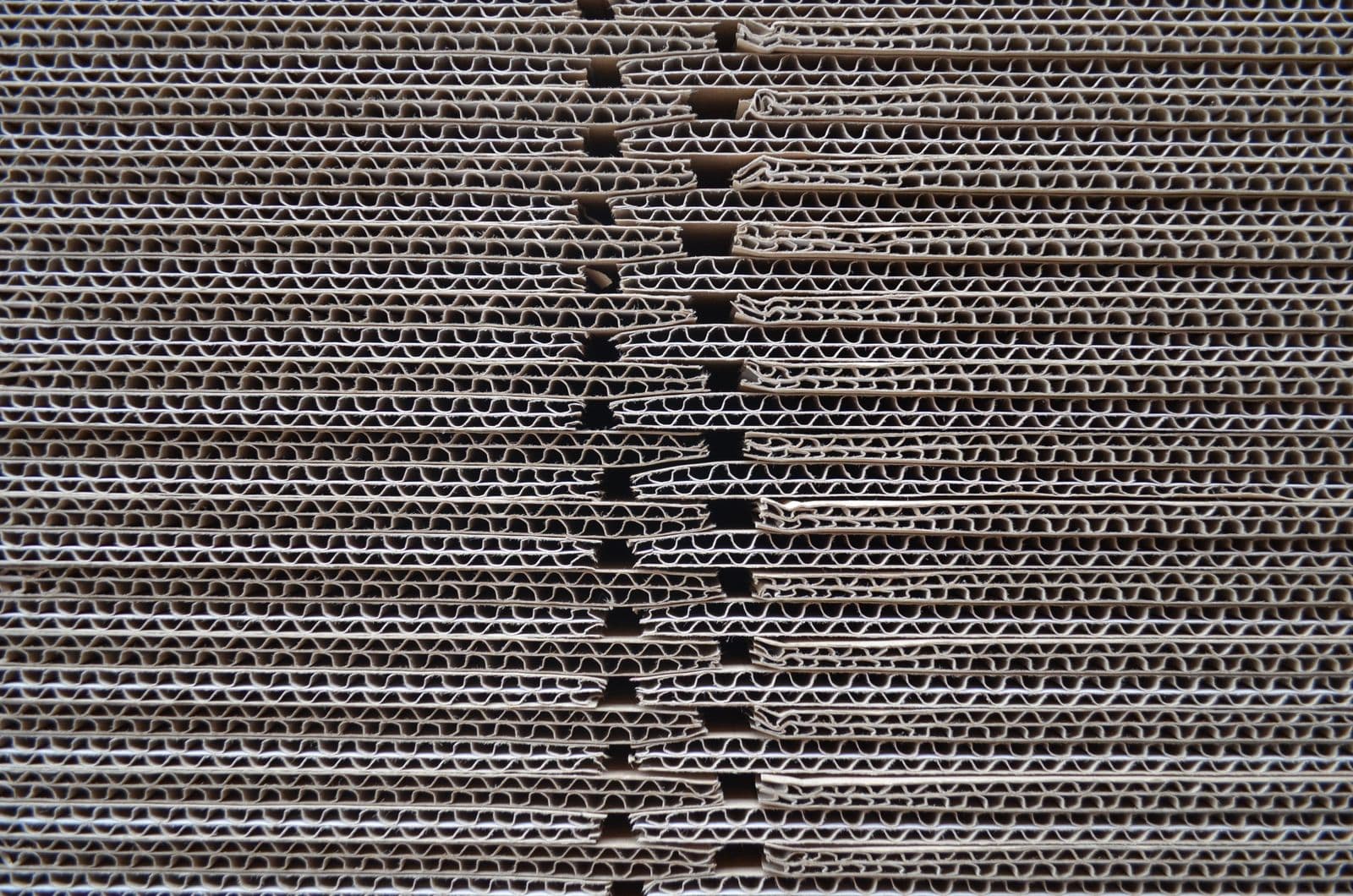 Close-up cross-section of corrugated fibreboard, representative of the outer packaging material used in 4G combination packaging